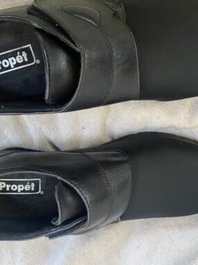 Nice X wide (2E) 8.5 black Propet shoes - leather and stretch. Like new!